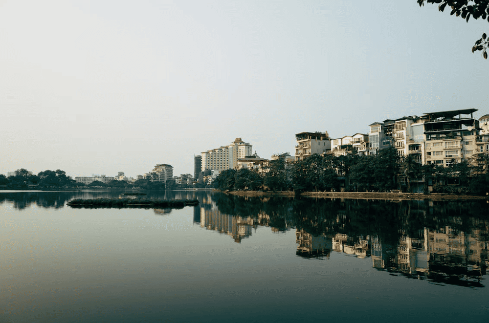 Pedaling on Truc Bach Lake is a pleasure for visitors of all ages (Source: Pexels)